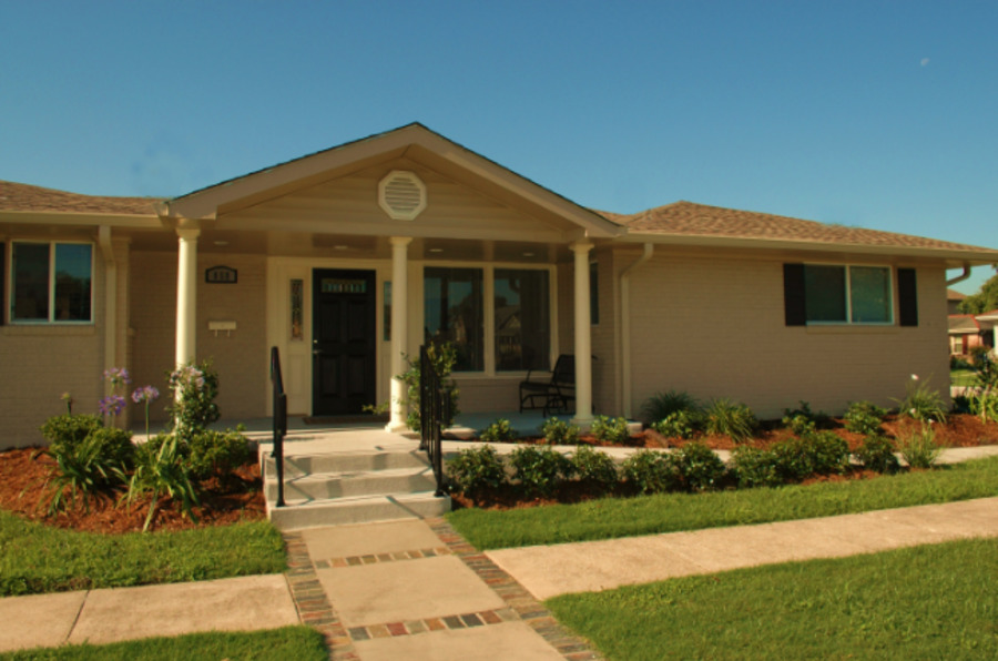 Peristyle Lakeview House