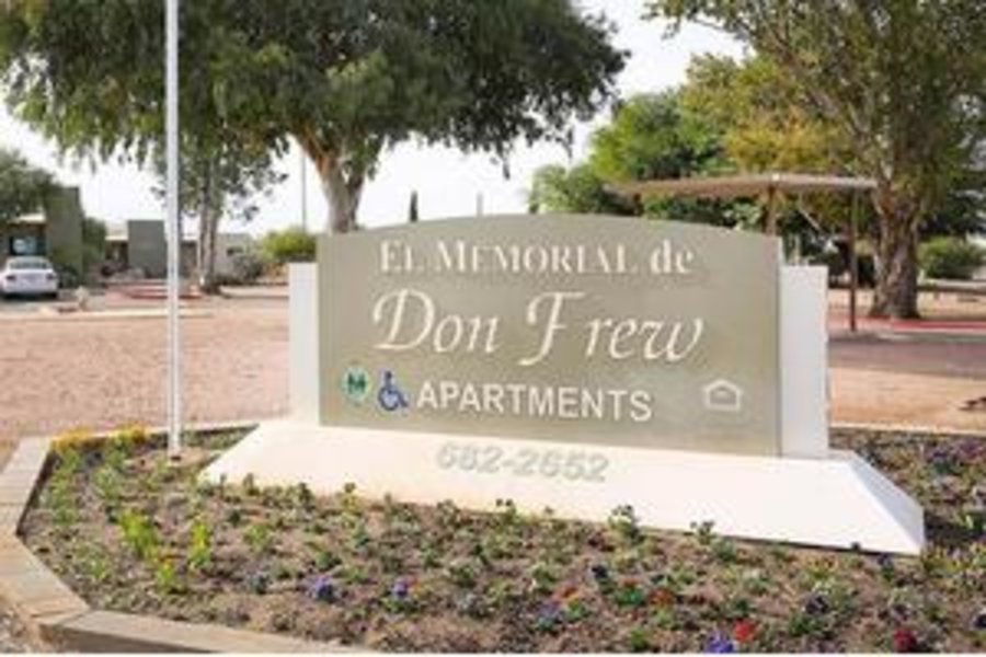 El Memorial De Don Frew Apartments