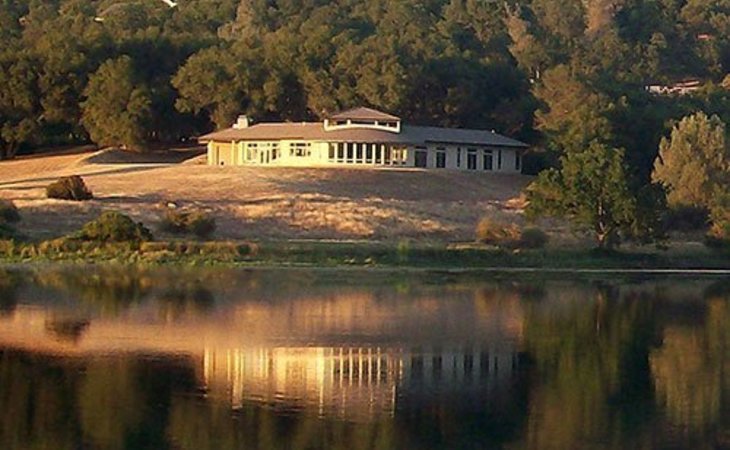 photo of Lakefront Oaks Estate